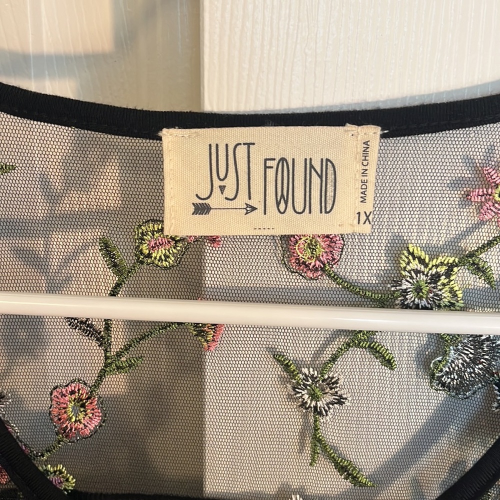 Lost&Found, Short sleeve, Mini silhouette, Black w/ Embroidered detail, size 1X - Picture 3 of 5